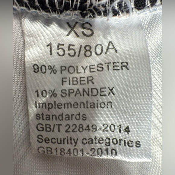 Stylish Black and White Patterned Top - Picture 5 of 12